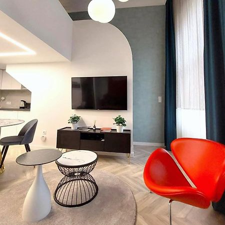 Central Gallery Apartment Debrecen Bagian luar foto