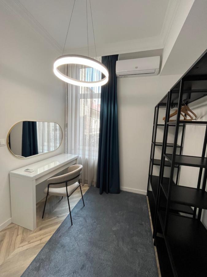 Central Gallery Apartment Debrecen Bagian luar foto