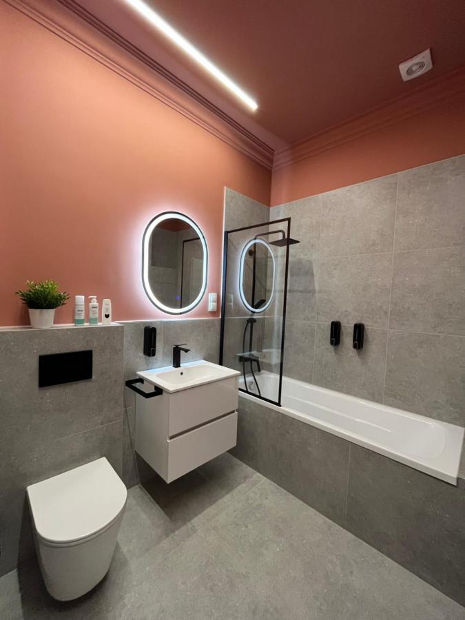 Central Gallery Apartment Debrecen Bagian luar foto