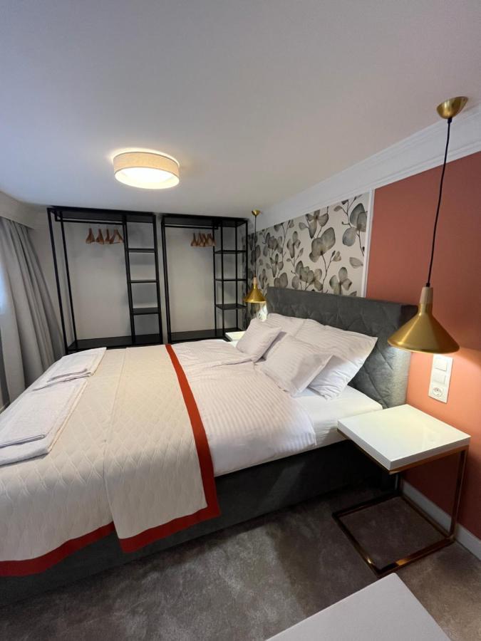 Central Gallery Apartment Debrecen Bagian luar foto