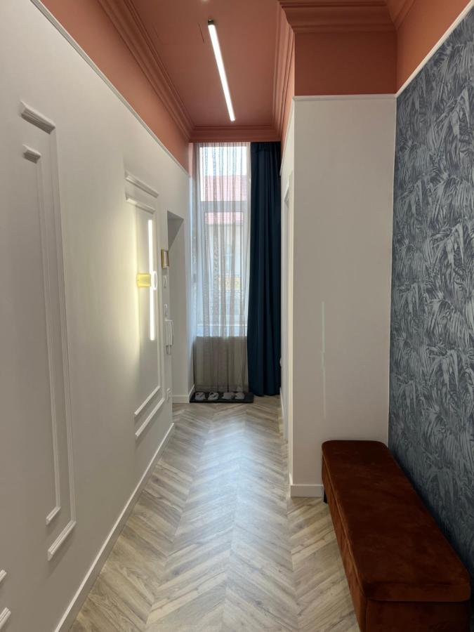 Central Gallery Apartment Debrecen Bagian luar foto