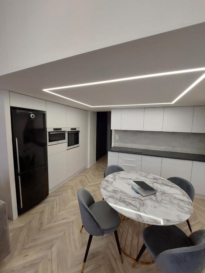Central Gallery Apartment Debrecen Bagian luar foto