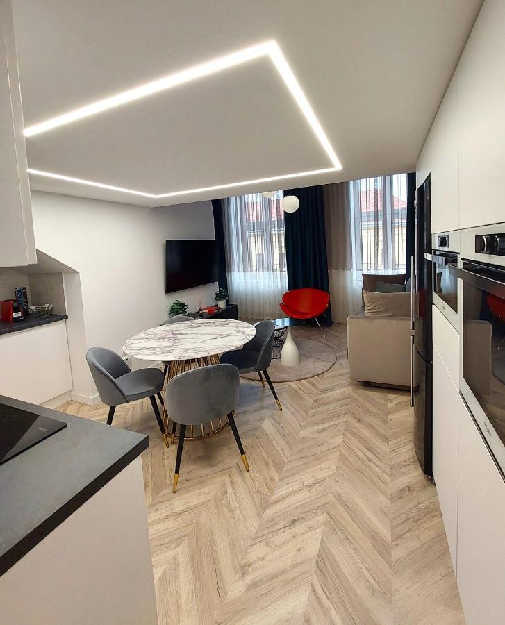 Central Gallery Apartment Debrecen Bagian luar foto