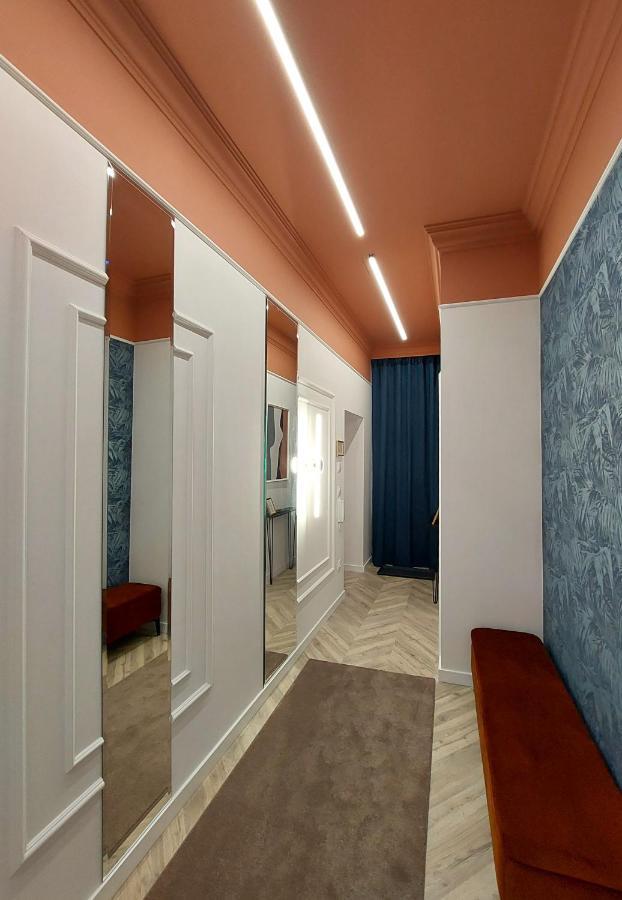 Central Gallery Apartment Debrecen Bagian luar foto