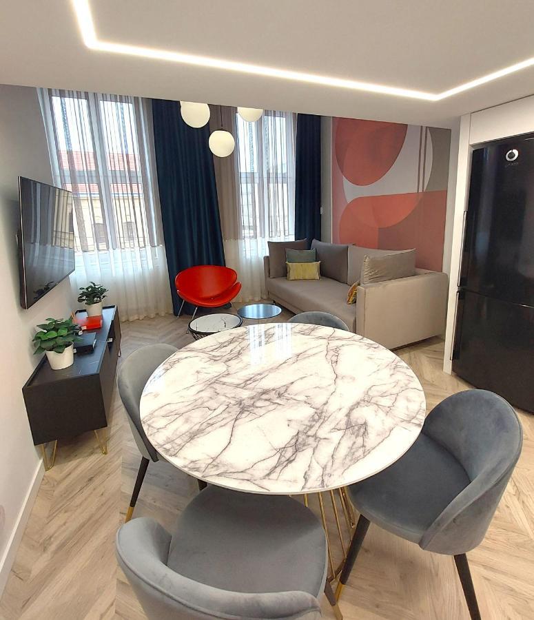 Central Gallery Apartment Debrecen Bagian luar foto