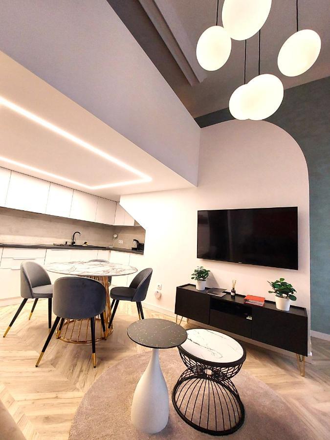Central Gallery Apartment Debrecen Bagian luar foto