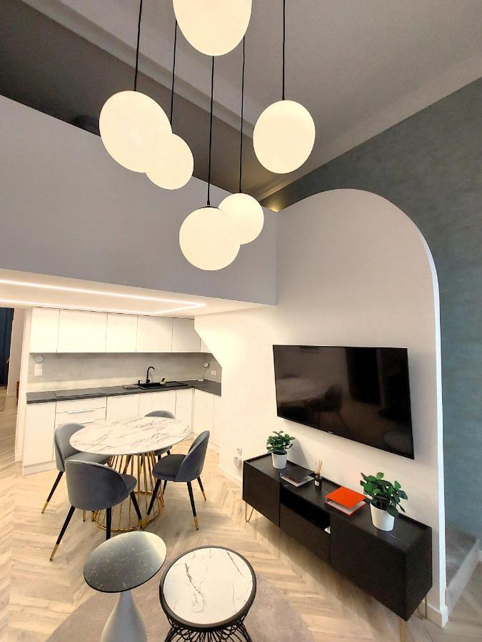 Central Gallery Apartment Debrecen Bagian luar foto