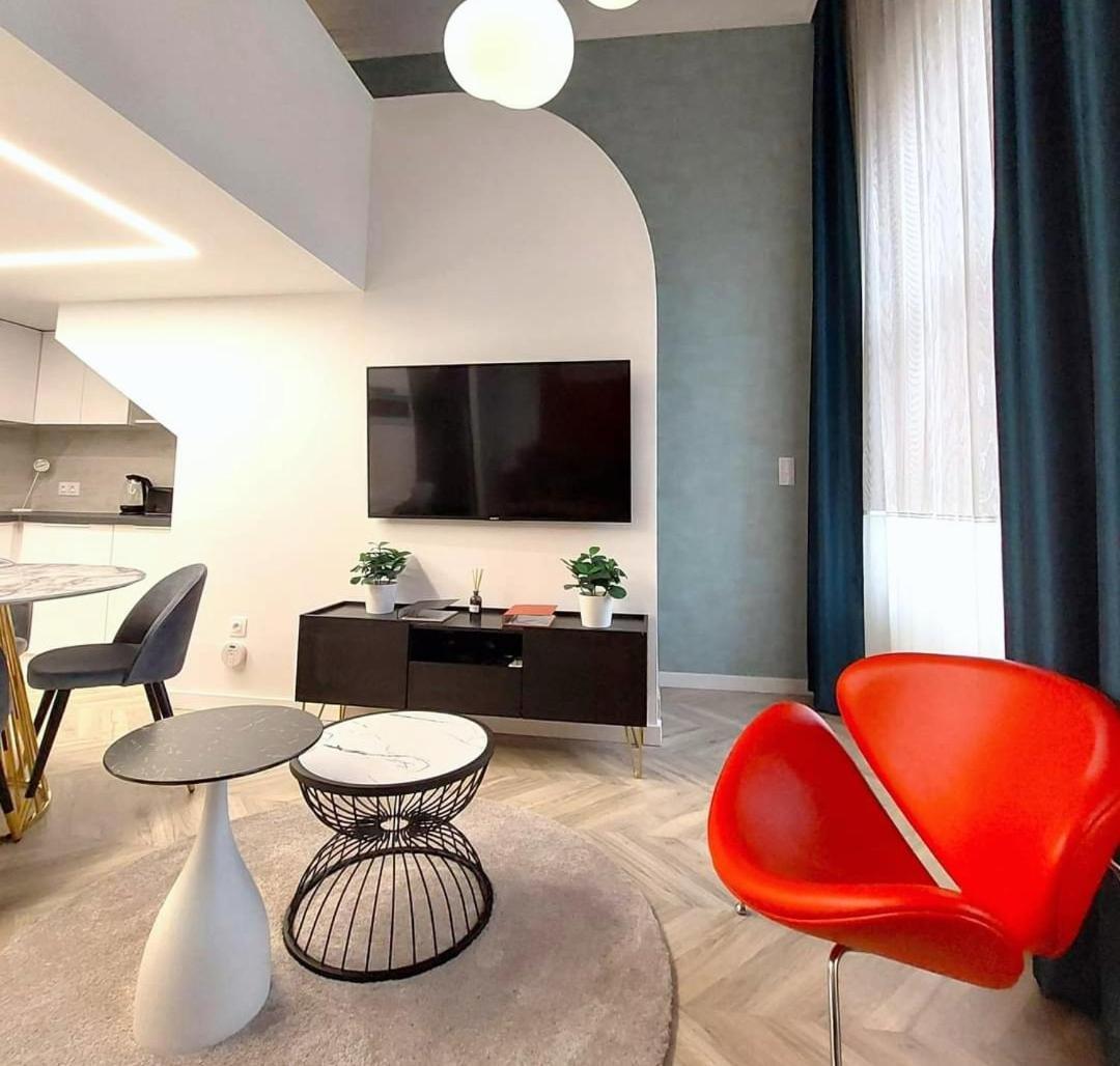 Central Gallery Apartment Debrecen Bagian luar foto