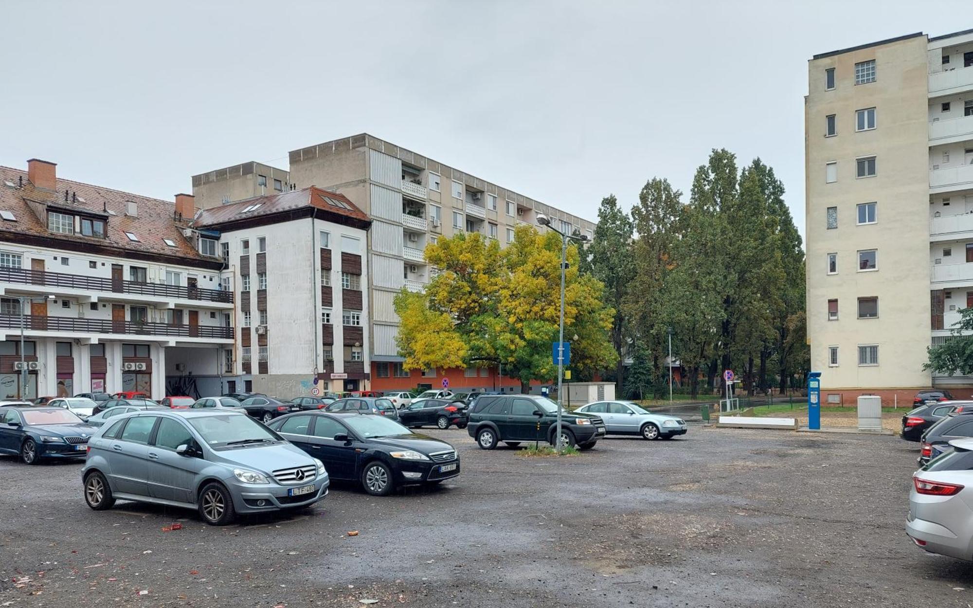 Central Gallery Apartment Debrecen Bagian luar foto